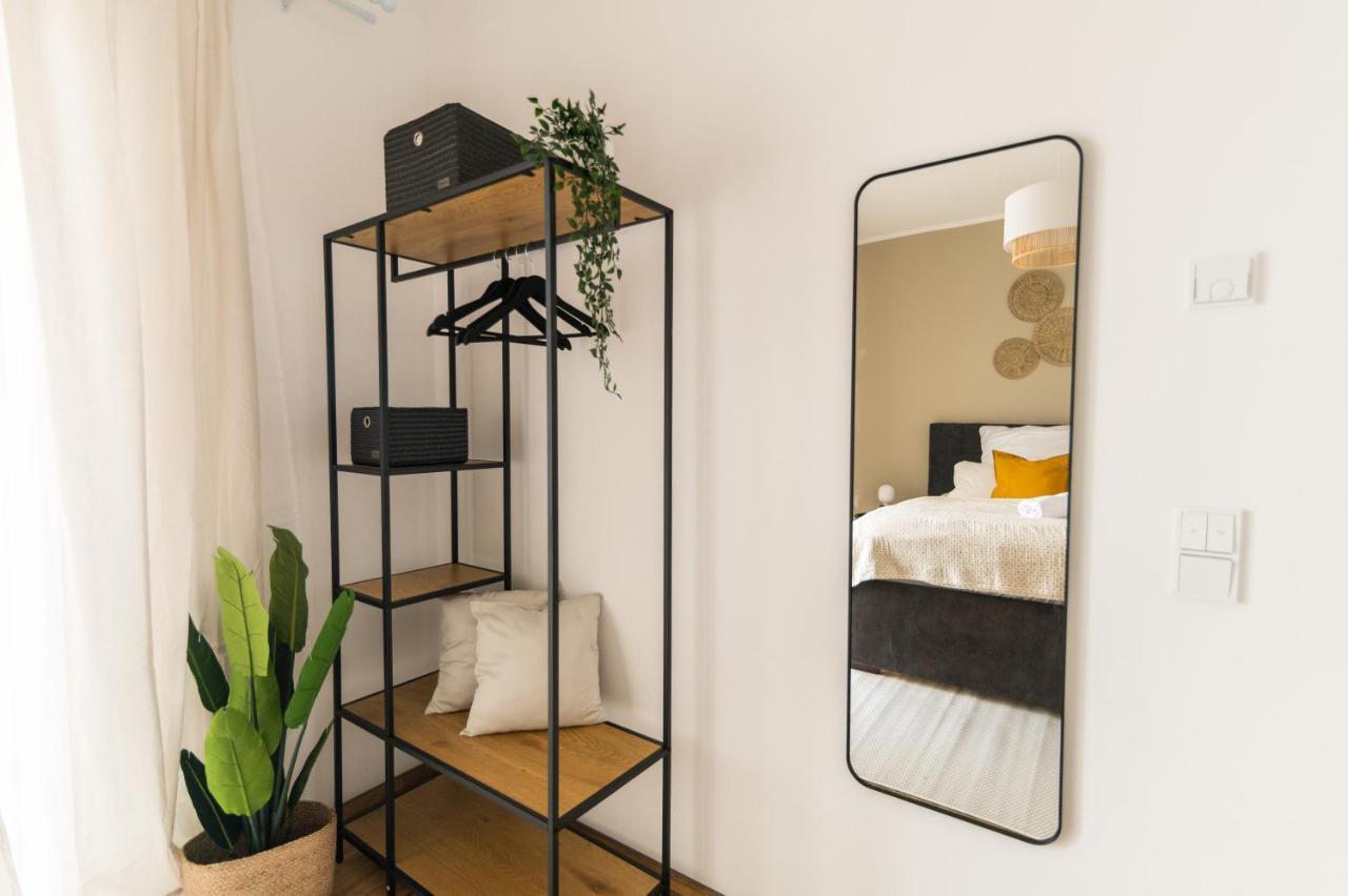 Dwellstay - Modernes Apartment I 55Qm I 2 Zimmer I Kueche I Bad I Terrasse I Tv I Wlan Bad Hersfeld Kültér fotó